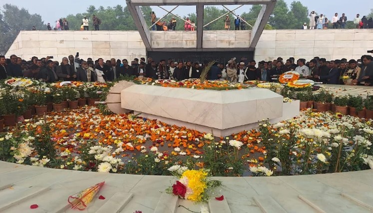 ফুলেল শ্রদ্ধা ও দোয়ায় মুখর খালেদা জিয়ার সমাধি প্রাঙ্গণ